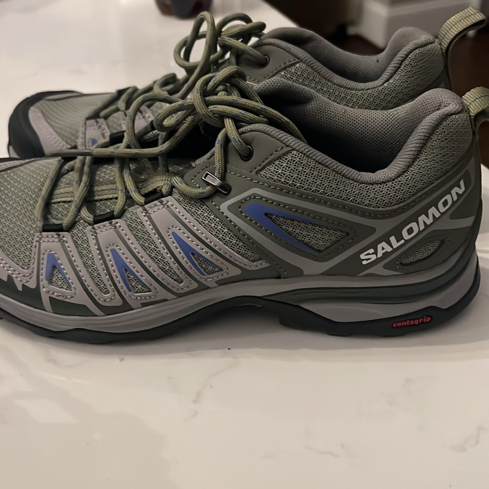 Salomon Green and Black Shoes size 7.5 NWT